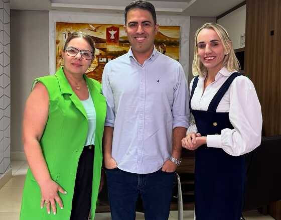 A presidente da Câmara, Paula Calil (PL), o jornalista e Luiz Gonzaga, e a primeira-secretária da Câmara Katiuscia Mantelli (PSB).