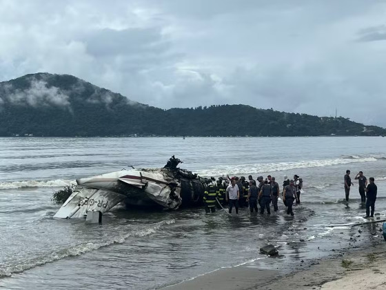 AVIAO CAI E EXPOLDE EM PRAIA