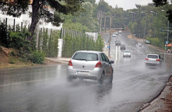 Carro na chuva