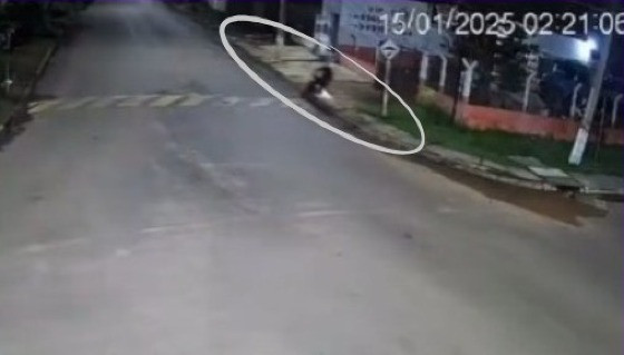 Câmera flagra morte de motociclista em colisão com poste; assista