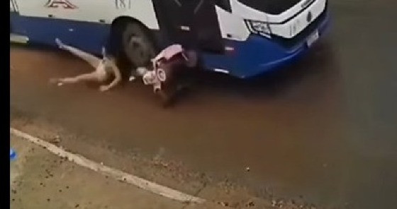 Mãe e filha escapam de tragédia após serem atingidas por ônibus