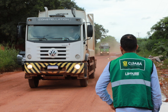 CAMINHÃO DE LIXO CUIABÁ E AGENTE LIMPURB.jpeg