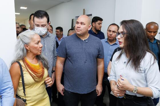 A secretária de Saúde de Cuiabá, Lucia Helena; o prefeito Abilio Brunini (PL) e a deputada estadual Janaina Riva (MDB).