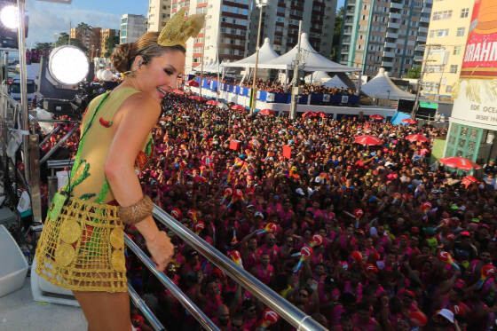 CLAUDIA LEITTE TRIO ELETRICO.jpg