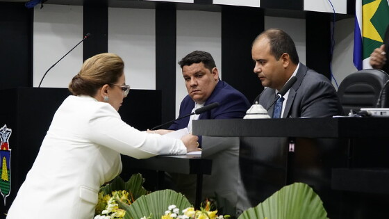 Ildes Taques conversando com a presidente Paula Calil e sendo observados por Alex Rodrigues