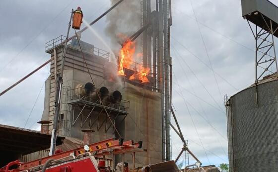 fogo em silo em campo verde.jpeg