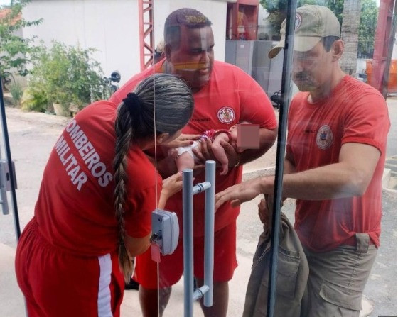 Bombeiros engasgo bebê