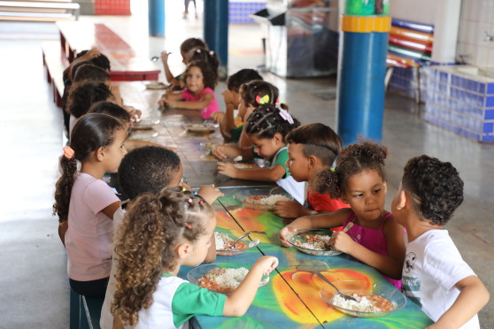 Crianças aula