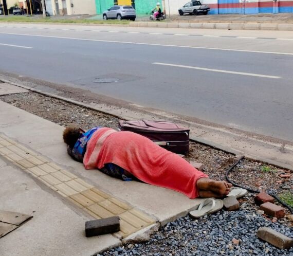 Mulher em situação de rua