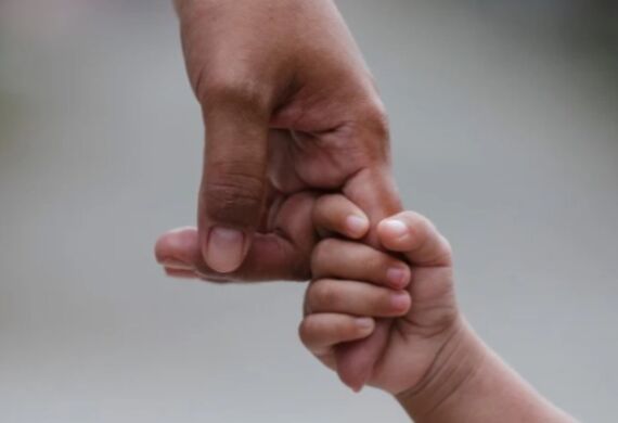 mãe protege bebê criança  mãos agressão proteção protetiva