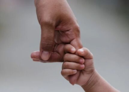 mãe protege bebê criança  mãos agressão proteção protetiva