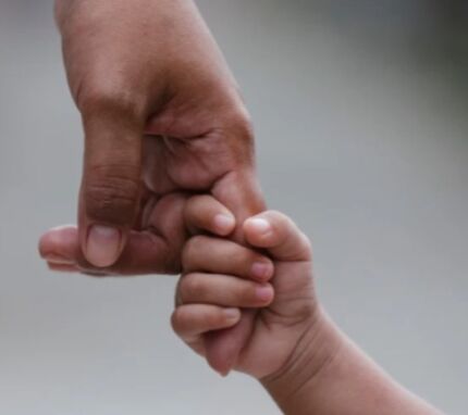 mãe protege bebê criança  mãos agressão proteção protetiva