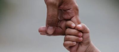 mãe protege bebê criança  mãos agressão proteção protetiva