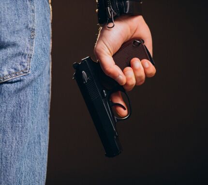 ator-de-homem-bonito-posando-em-estudio-com-arma_1303-26970.jpg