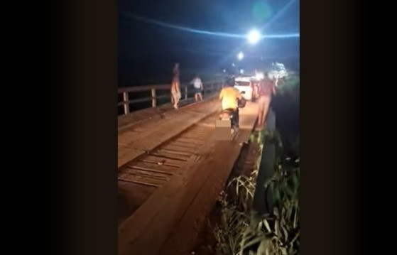 ponte que liga o centro da cidade ao bairro Castelo dos Sonhos, em Colniza.