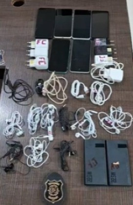 Polícia apreende celulares e carregadores lançados em pátio de penitenciária 