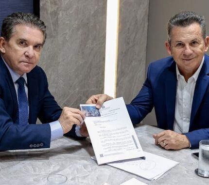 Da esquerda à direita: o presidente do TCE-MT, Sérgio Ricardo, e o ex-governador Mauro Mendes (UB).