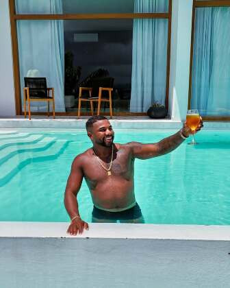 DAVI BRITTO EM PISCINA DIVIDA.jpg