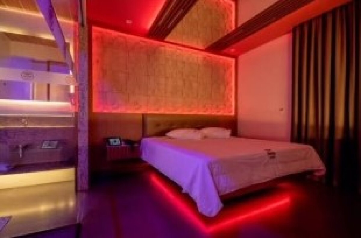 Caloteiro se nega a pagar programa e leva surra de travesti em motel | HiperNotícias