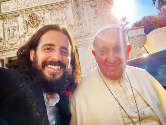 JESUS DE THE CHOSEN E PAPA FRAN.jpg