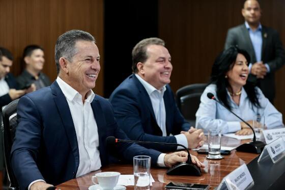 Governador Mauro Mendes discute cidades gêmeas com prefeita de Cáceres, Eliene Liberato