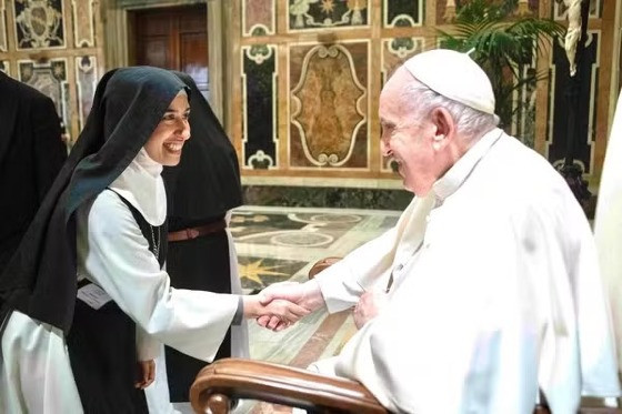 freira brasileira Aline Pereira Ghammachi E PAPA FRANCISCO.jpg