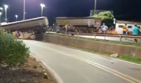 Carreta atravessa BR-364