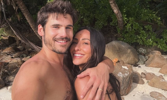 SABRINA SATO E NICOLAS PRATTES NA PRAIA.jpeg
