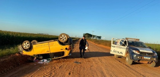 vw fox amarelo capotado.jpg