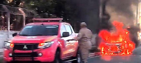 Carro pegando fogo 