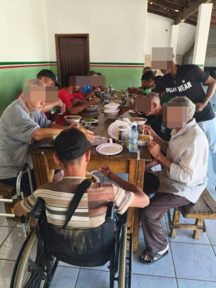 HOMENS CASA DE ROGINA