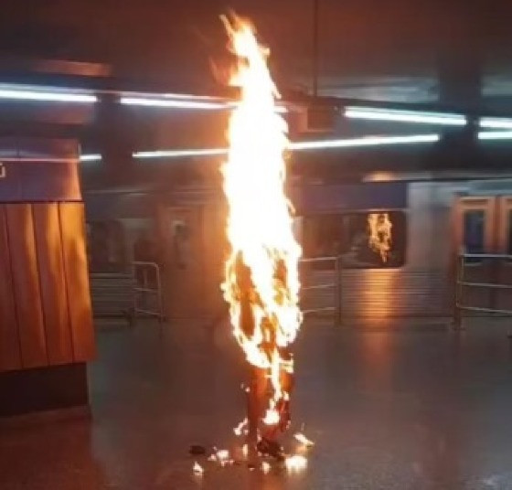 HOMEM PEGANDO FOGO METRO DE SP FOTO.jpg