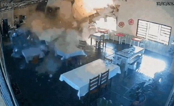 carreta invade restaurante 