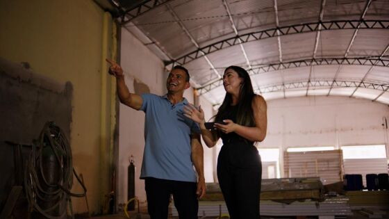Thamyres Moreira, 33, e Elias Cosmo, 43, estão juntos há 18 anos, e estão à frente do Rei das Novilhas, verduraria e açougue, em Várzea Grande