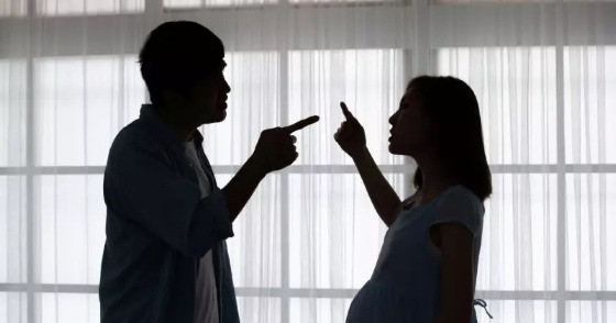 CASAL DISCUTINDO CASAL BRIGANDO.jpg