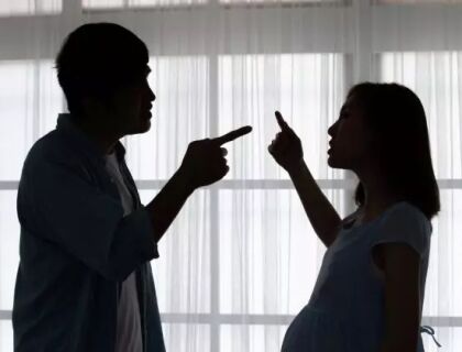 CASAL DISCUTINDO CASAL BRIGANDO (1).jpg