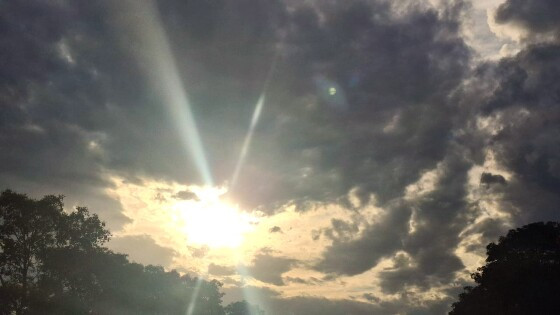 céu nublado com sol 