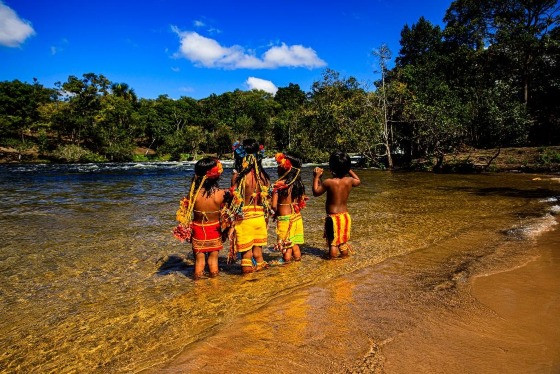 CRIANÇAS INDIGENAS EM BEIRA DE RIO .jpg