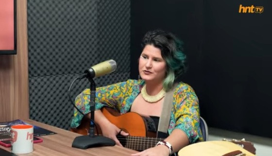 Estela Ceregatti é cantora, compositora, intérprete,  instrumentista e mestre em canto indígena feminino 