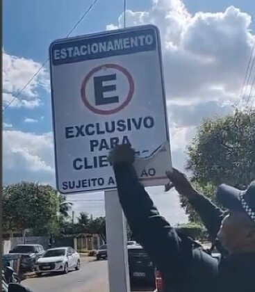 Comerciante altera placas de estacionamento para 