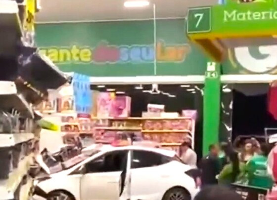 carro invade casa 