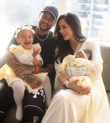NEYMAR BRUNA BIANCARDINI E FILHAS.jpg