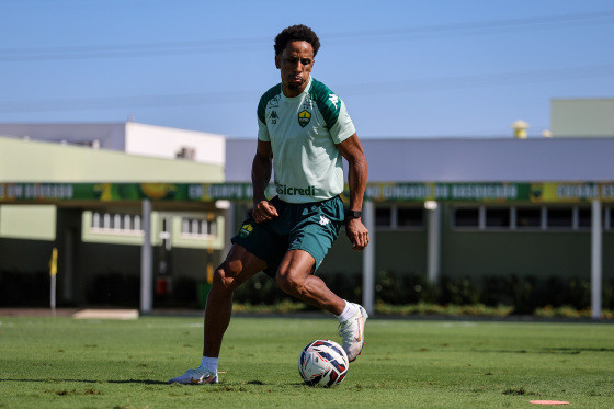 LUCAS MINEIRO TREINO DOURADO.jpg
