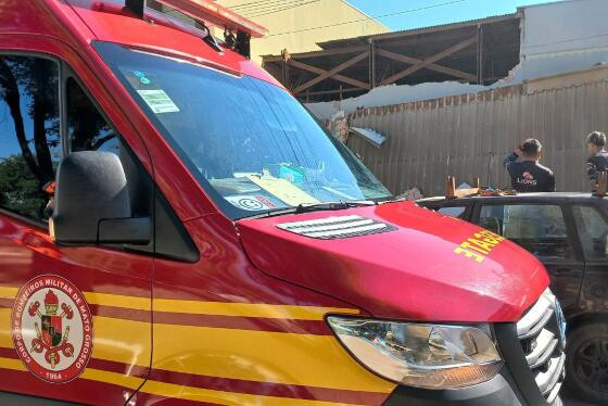 Fachada de mercado cai e fere trabalhador