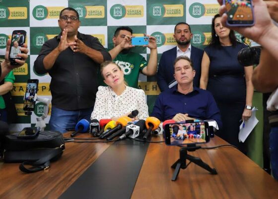 FLAVIA E TIÃO DA ZAELI SENTADOS.jpg