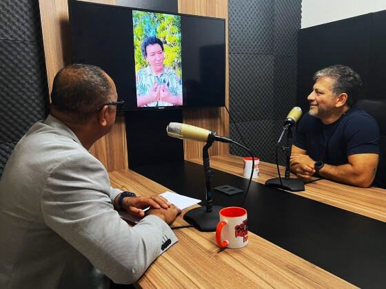 À direita o diretor de Jornalismo do HNT, Kleber Lima, e a esquerda o ator Romeu Benedicto assistindo homenagem do irmão, o intérprete Roberto Lucialdo, conhecido como o 'Rei do Rasqueado'.