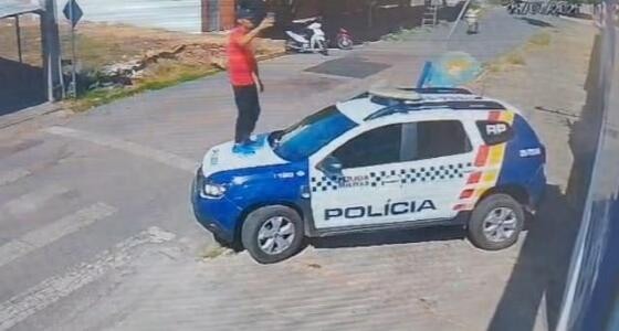 homem subiu em viatura.jpg
