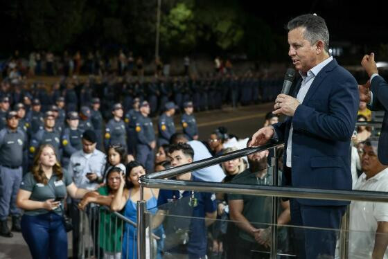 O governador Mauro Mendes durante discurso à Polícia Militar. 
