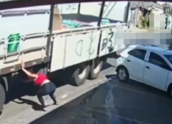 Caminhão desce rua desgovernado e destrói muro de casa em Cuiabá; mulher tentou conter veículo com as mãos