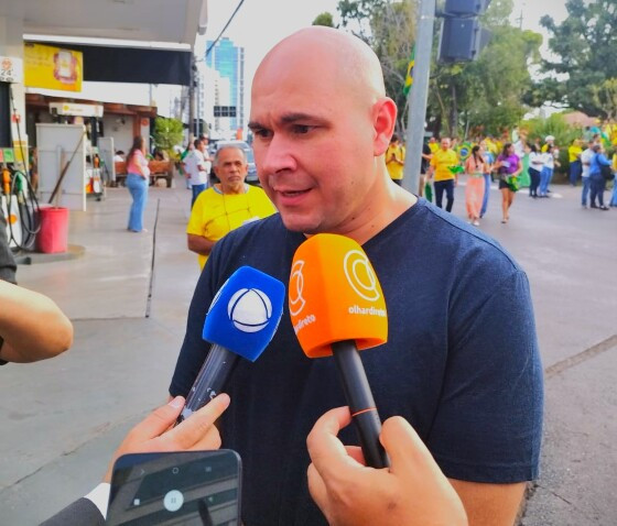 O prefeito de Cuiabá, Abilio Brunini, na manifestação 'Reaja Brasil' promovida na Praça do Choppão, neste domingo (3).